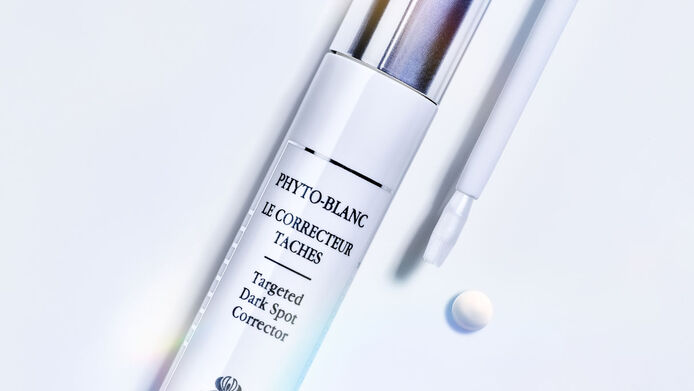 Independientemente de la edad, el tono o el tipo de piel, las manchas comprometen la uniformidad y la luminosidad del cutis. ¿Cuáles son sus causas?